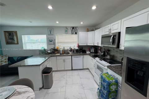 House in Miami, Florida 4 bedrooms, 118.91 sq.m. № 1770837 - photo 7