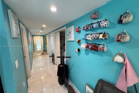 House in Miami, Florida 4 bedrooms, 118.91 sq.m. № 1770837 - photo 9