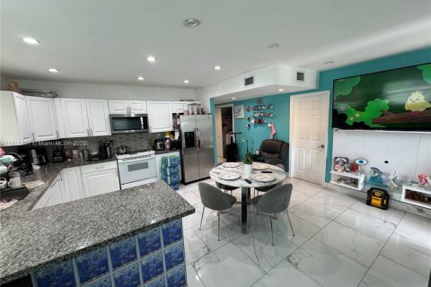 House in Miami, Florida 4 bedrooms, 118.91 sq.m. № 1770837 - photo 5