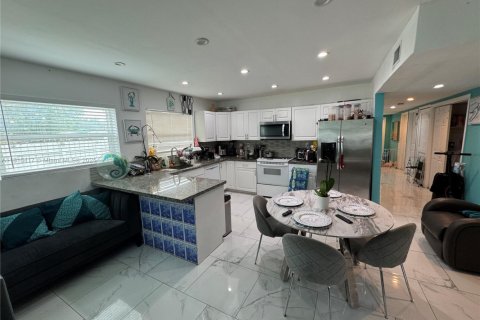House in Miami, Florida 4 bedrooms, 118.91 sq.m. № 1770837 - photo 4