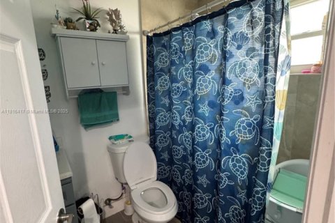 House in Miami, Florida 4 bedrooms, 118.91 sq.m. № 1770837 - photo 18