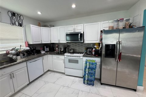 House in Miami, Florida 4 bedrooms, 118.91 sq.m. № 1770837 - photo 6