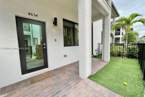 Copropriété à louer à Doral, Floride: 3 chambres, 149.02 m2 № 1921681 - photo 2