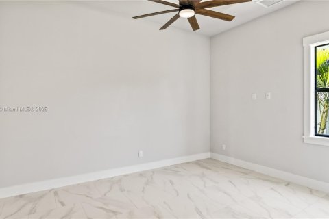 House in Cape Coral, Florida 4 bedrooms, 317.91 sq.m. № 1935915 - photo 28