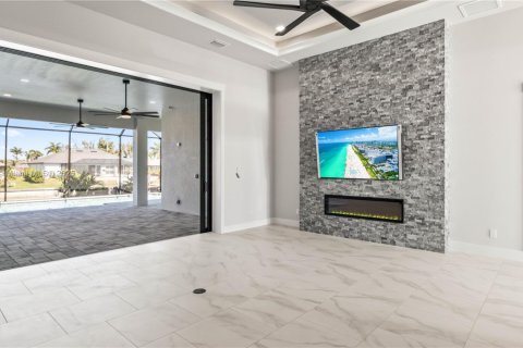 House in Cape Coral, Florida 4 bedrooms, 317.91 sq.m. № 1935915 - photo 10