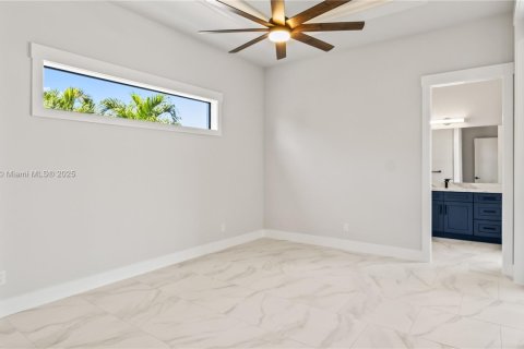 House in Cape Coral, Florida 4 bedrooms, 317.91 sq.m. № 1935915 - photo 23