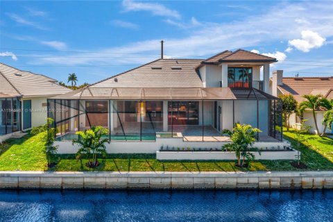 House in Cape Coral, Florida 4 bedrooms, 317.91 sq.m. № 1935915 - photo 4