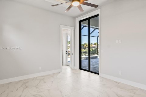 House in Cape Coral, Florida 4 bedrooms, 317.91 sq.m. № 1935915 - photo 24