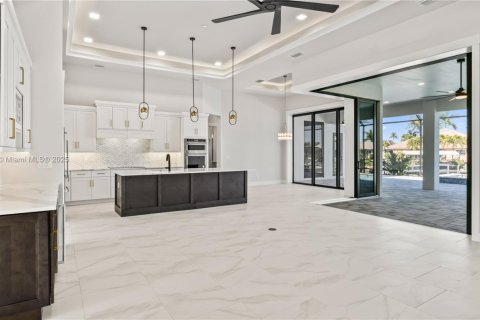 House in Cape Coral, Florida 4 bedrooms, 317.91 sq.m. № 1935915 - photo 8