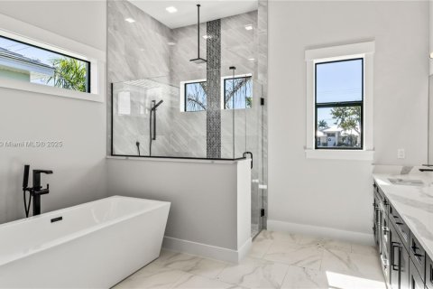 House in Cape Coral, Florida 4 bedrooms, 317.91 sq.m. № 1935915 - photo 22