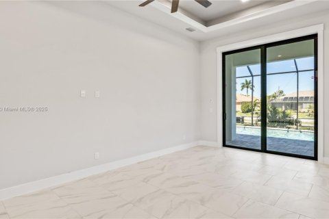 House in Cape Coral, Florida 4 bedrooms, 317.91 sq.m. № 1935915 - photo 18