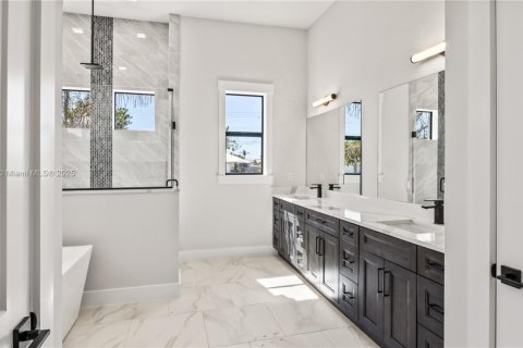 House in Cape Coral, Florida 4 bedrooms, 317.91 sq.m. № 1935915 - photo 20