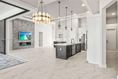 House in Cape Coral, Florida 4 bedrooms, 317.91 sq.m. № 1935915 - photo 14