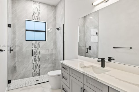 House in Cape Coral, Florida 4 bedrooms, 317.91 sq.m. № 1935915 - photo 27