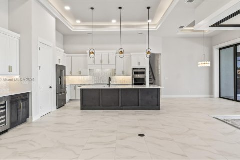 House in Cape Coral, Florida 4 bedrooms, 317.91 sq.m. № 1935915 - photo 9