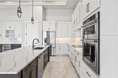 House in Cape Coral, Florida 4 bedrooms, 317.91 sq.m. № 1935915 - photo 16