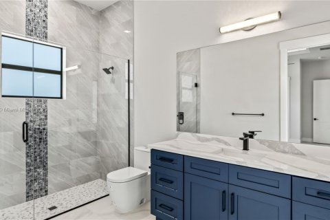 House in Cape Coral, Florida 4 bedrooms, 317.91 sq.m. № 1935915 - photo 25