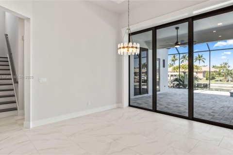 House in Cape Coral, Florida 4 bedrooms, 317.91 sq.m. № 1935915 - photo 13