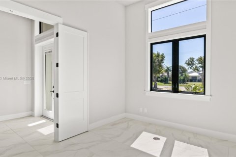 House in Cape Coral, Florida 4 bedrooms, 317.91 sq.m. № 1935915 - photo 7