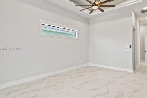 House in Cape Coral, Florida 4 bedrooms, 317.91 sq.m. № 1935915 - photo 19