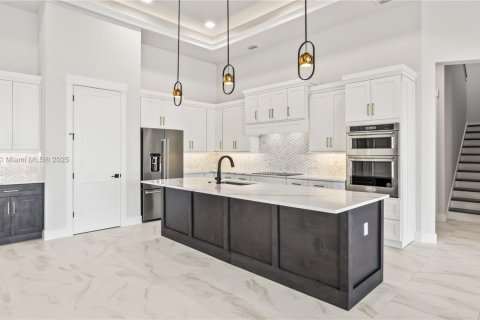 House in Cape Coral, Florida 4 bedrooms, 317.91 sq.m. № 1935915 - photo 12