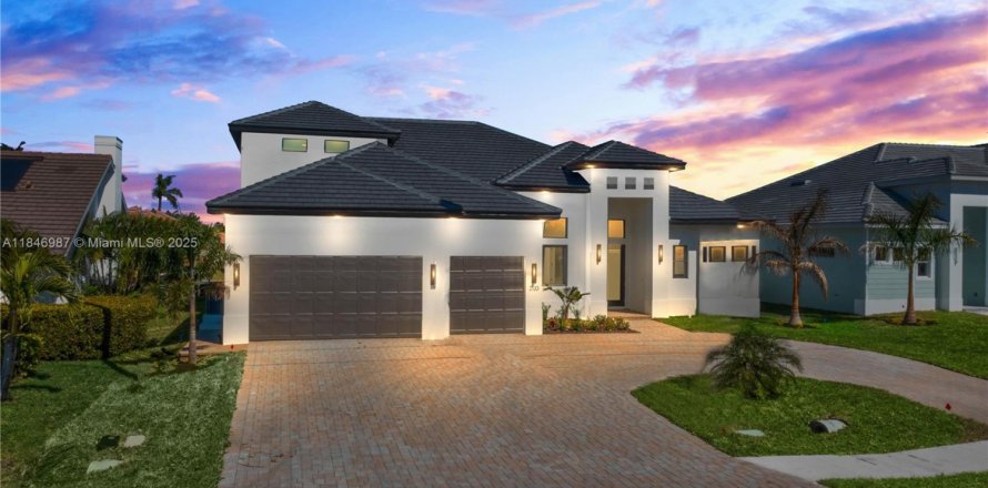 House in Cape Coral, Florida 4 bedrooms, 317.91 sq.m. № 1935915