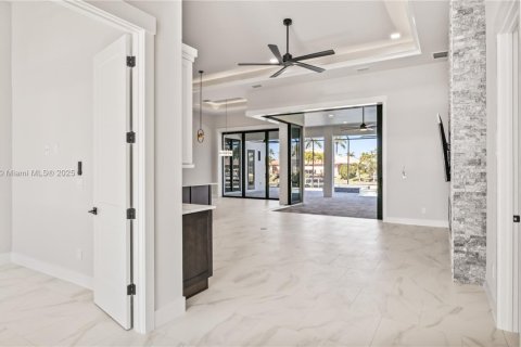 House in Cape Coral, Florida 4 bedrooms, 317.91 sq.m. № 1935915 - photo 5