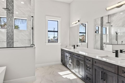 House in Cape Coral, Florida 4 bedrooms, 317.91 sq.m. № 1935915 - photo 21