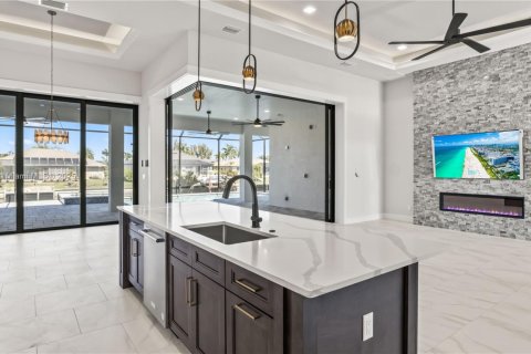 House in Cape Coral, Florida 4 bedrooms, 317.91 sq.m. № 1935915 - photo 15