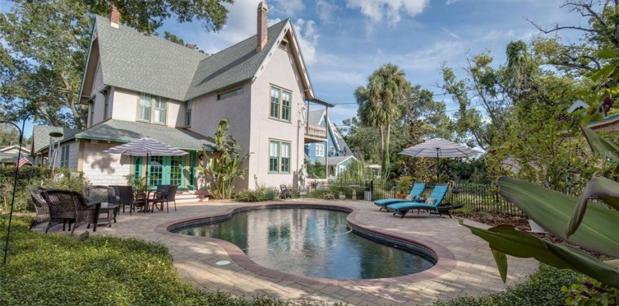House in Tarpon Springs, Florida 4 bedrooms, 270.53 sq.m. № 2101586