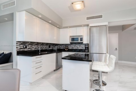 Condominio en alquiler en Miami, Florida, 3 dormitorios, 143.44 m2 № 1920761 - foto 4