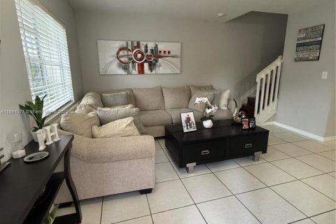 Adosado en venta en Hialeah, Florida, 3 dormitorios, 122.63 m2 № 1945421 - foto 11