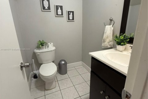 Adosado en venta en Hialeah, Florida, 3 dormitorios, 122.63 m2 № 1945421 - foto 3