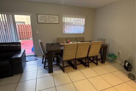 Adosado en venta en Hialeah, Florida, 3 dormitorios, 122.63 m2 № 1945421 - foto 5
