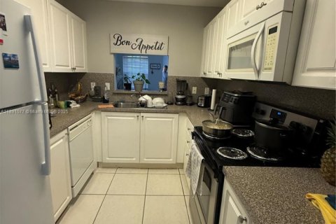 Adosado en venta en Hialeah, Florida, 3 dormitorios, 122.63 m2 № 1945421 - foto 14