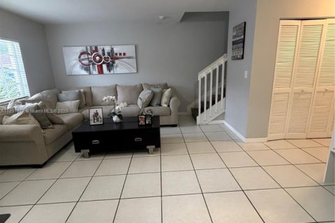 Adosado en venta en Hialeah, Florida, 3 dormitorios, 122.63 m2 № 1945421 - foto 2