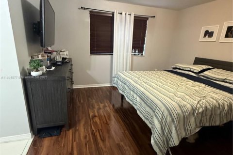 Adosado en venta en Hialeah, Florida, 3 dormitorios, 122.63 m2 № 1945421 - foto 12