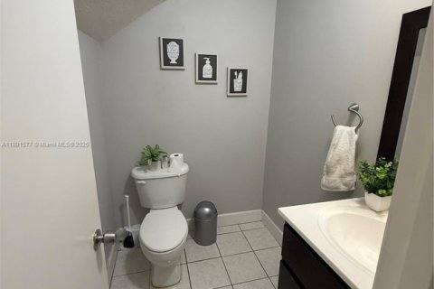 Adosado en venta en Hialeah, Florida, 3 dormitorios, 122.63 m2 № 1945421 - foto 7