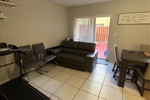 Adosado en venta en Hialeah, Florida, 3 dormitorios, 122.63 m2 № 1945421 - foto 8