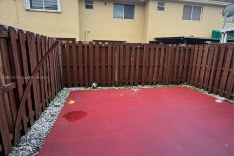 Adosado en venta en Hialeah, Florida, 3 dormitorios, 122.63 m2 № 1945421 - foto 4