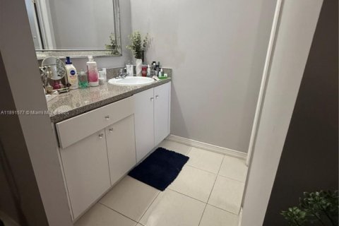 Adosado en venta en Hialeah, Florida, 3 dormitorios, 122.63 m2 № 1945421 - foto 17