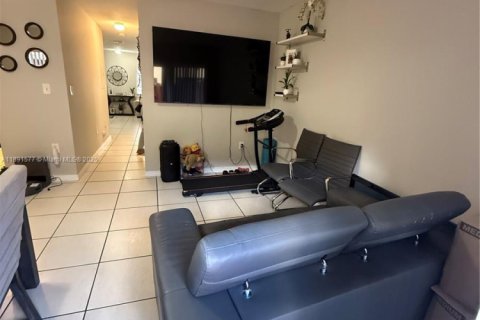 Adosado en venta en Hialeah, Florida, 3 dormitorios, 122.63 m2 № 1945421 - foto 9
