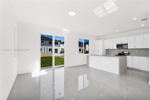 Townhouse in Miami, Florida 5 bedrooms № 1994505