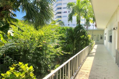 Condo in Miami Beach, Florida, 1 bedroom  № 1888756 - photo 25