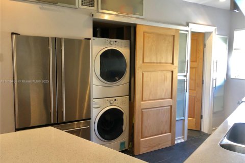 Condo in Miami Beach, Florida, 1 bedroom  № 1888756 - photo 3