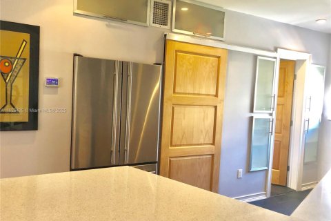 Condo in Miami Beach, Florida, 1 bedroom  № 1888756 - photo 4