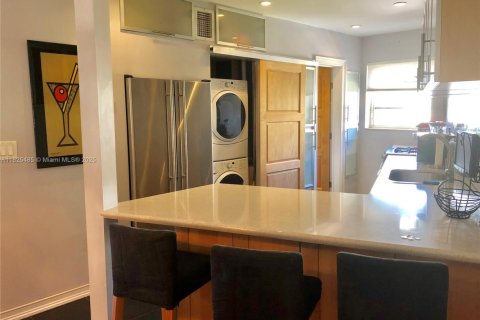 Condo in Miami Beach, Florida, 1 bedroom  № 1888756 - photo 1