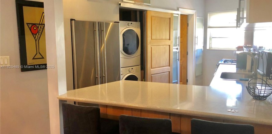 Condo in Miami Beach, Florida, 1 bedroom № 1888756