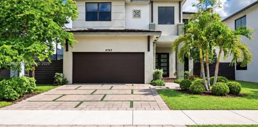 House in Miami Lakes, Florida 4 bedrooms, 239.87 sq.m. № 2422892