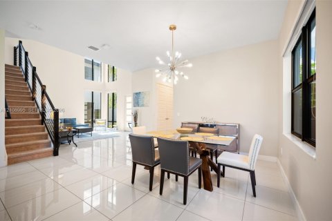 House in Miami Lakes, Florida 4 bedrooms, 239.87 sq.m. № 2422892 - photo 7